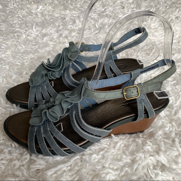 Clark’s bendables smoky blue ruffle‎ wedge sandals - Picture 1 of 7